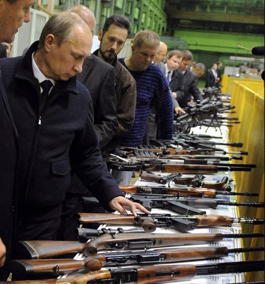 Tổng thống Nga Vladimir Putin (trái) thăm nhà máy sản xuất vũ khí Kalashnikov Concern ở Izhevsk, Nga, ngày 18.9.2013. Ảnh: AFP
