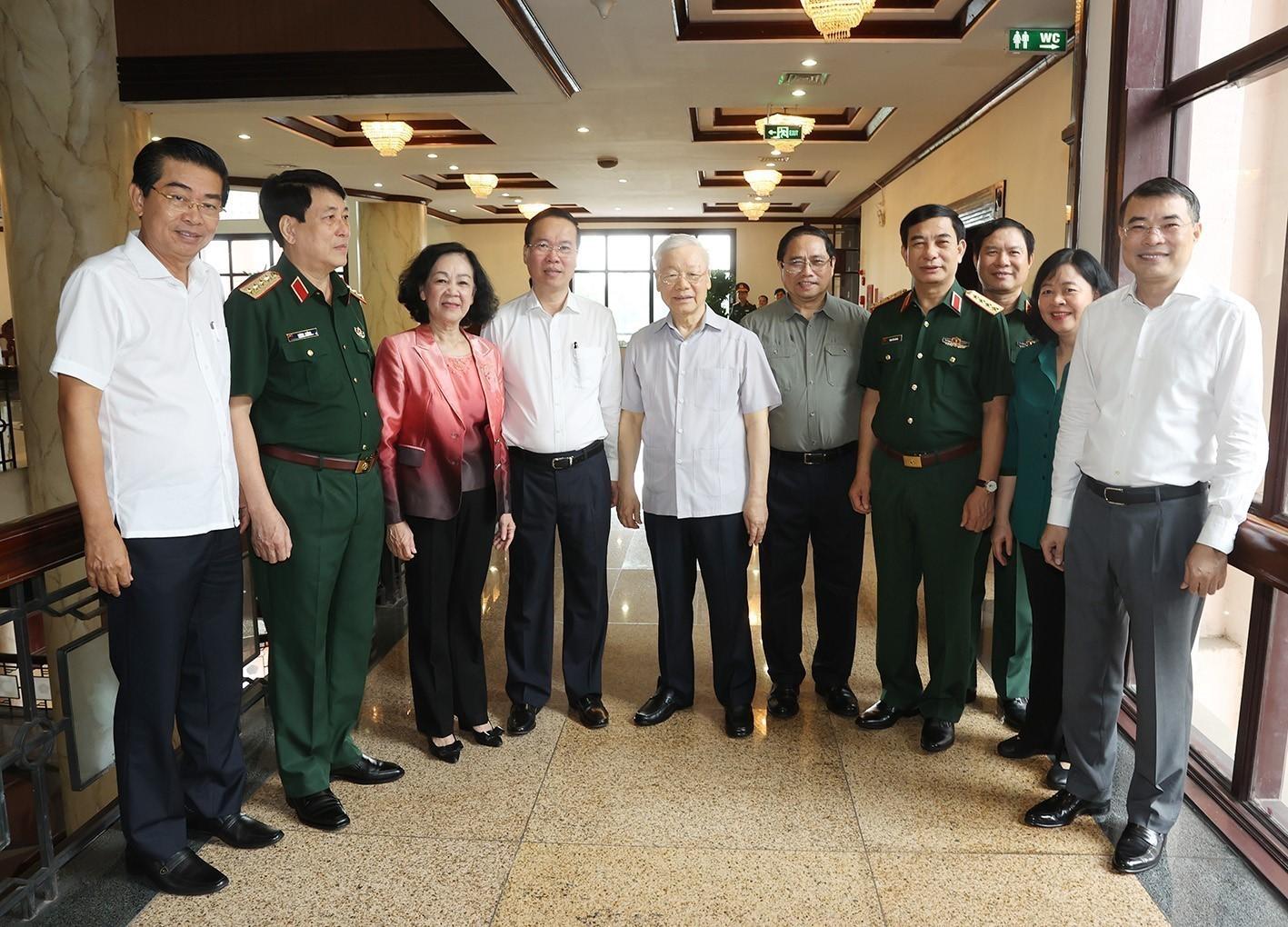 Tổng Bí thư Nguyễn Phú Trọng, Chủ tịch nước Võ Văn Thưởng, Thủ tướng Chính phủ Phạm Minh Chính, Thường trực Ban Bí thư, Trưởng Ban Tổ chức Trung ương Trương Thị Mai, Đại tướng Phan Văn Giang - Bộ trưởng Bộ Quốc phòng cùng các lãnh đạo Đảng, Nhà nước dự Hội nghị Quân uỷ Trung ương. Ảnh: TTXVN