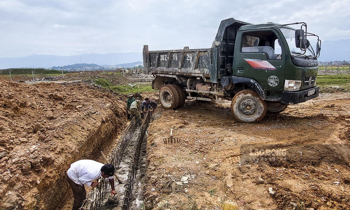 Công nhân đang thi công hạng mục cống thoát nước thuộc dự án đường tránh Sân bay Điện Biên.