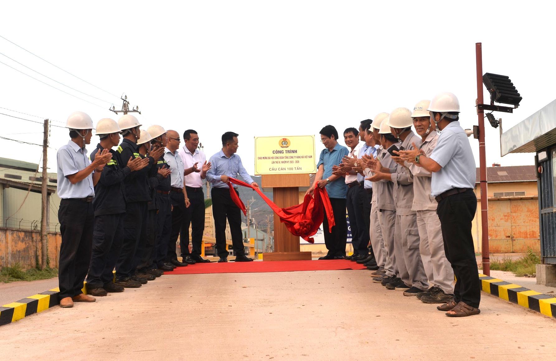 Gắn biển công trình chào mừng Đại hội Công đoàn Tổng Công ty Hàng hải VN