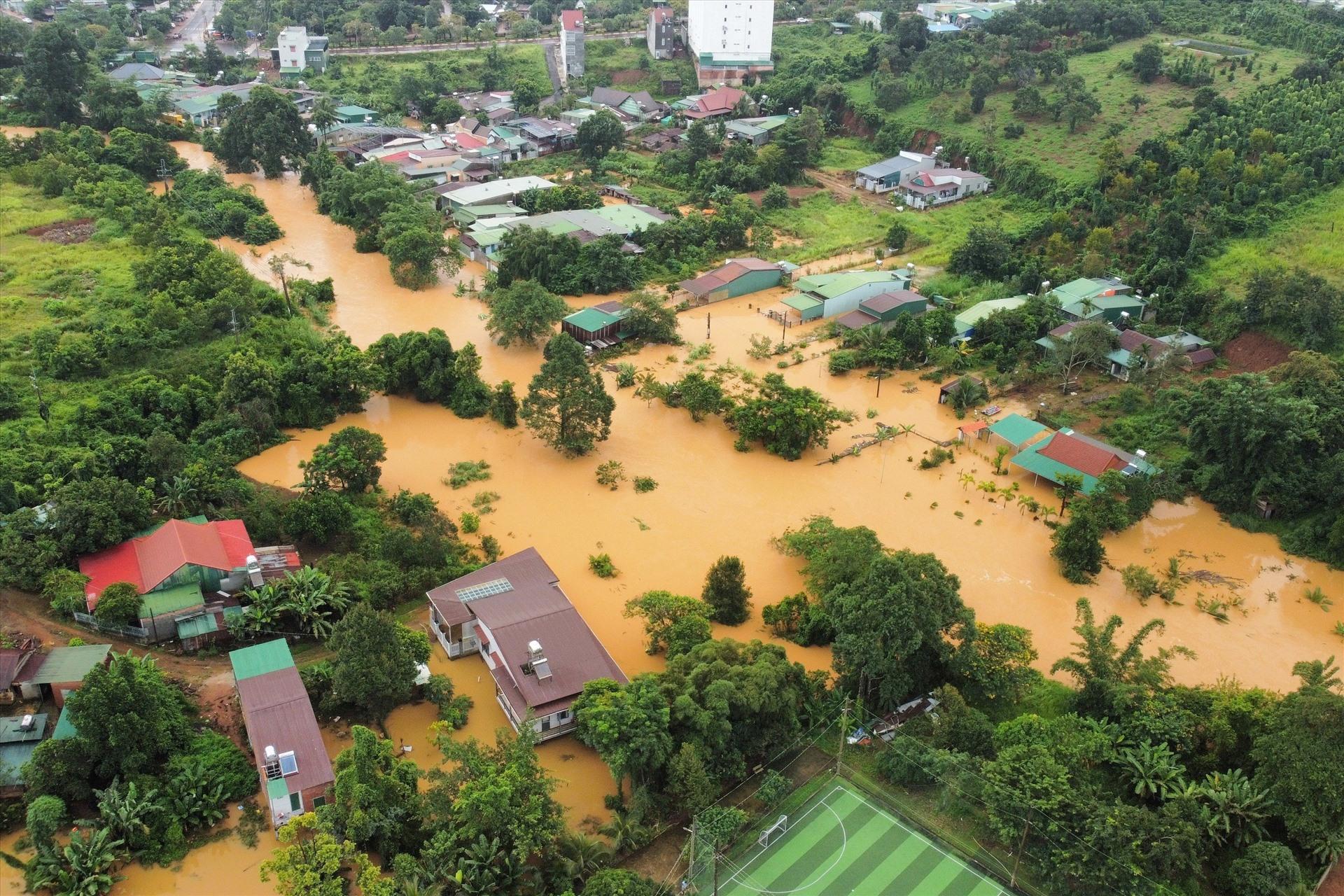 Mưa lũ cô lập hàng chục hộ dân, đe dọa 2 nhà máy thủy điện ở Đắk Nông