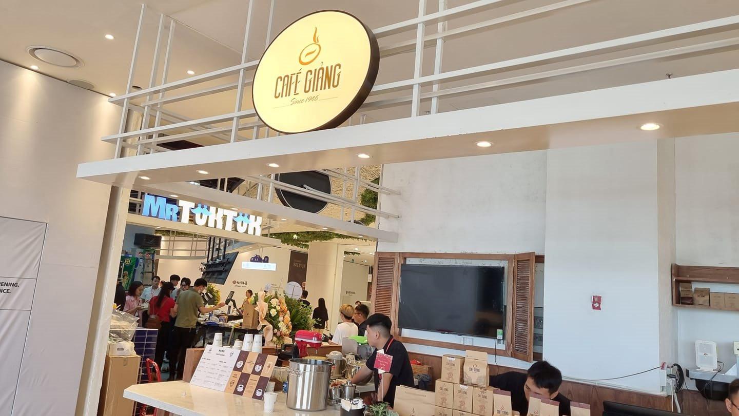 "Cuộc chiến cà phê" trong Lotte Mall West Lake: Cafe Giảng lần đầu vào TTTM, cạnh tranh trực diện với Là Việt và %Arabica Coffee - Ảnh 2.