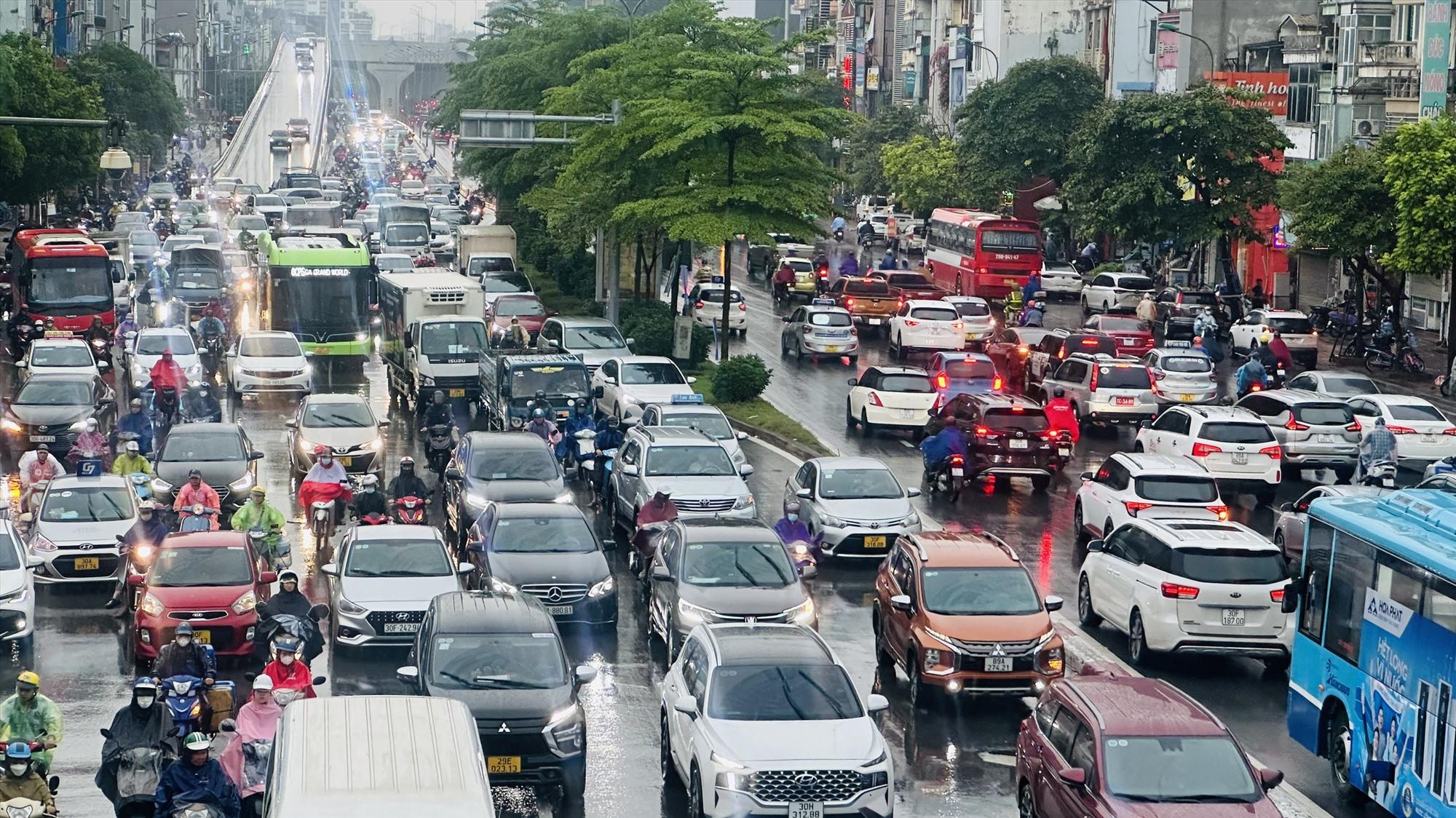 Chật vật chở khách di chuyển từ đường Tân Xuân lên đường Giải Phóng, anh Trần Ngọc Tuấn (lái xe taxi, Bắc Từ Liêm, Hà Nội) mất hơn một tiếng đồng hồ. “Sáng ra cửa thấy mưa là tôi đã biết ngay tắc đường rồi nhưng nay lại có hẹn chở khách ra bệnh viện nên cũng đành phải đi. Mà đường đi lại toàn “điểm đen ùn tắc“, không mưa đi giờ cao điểm cũng mất 1 tiếng, mưa vào chắc phải gần 2 tiếng” - anh Tuấn cho biết.