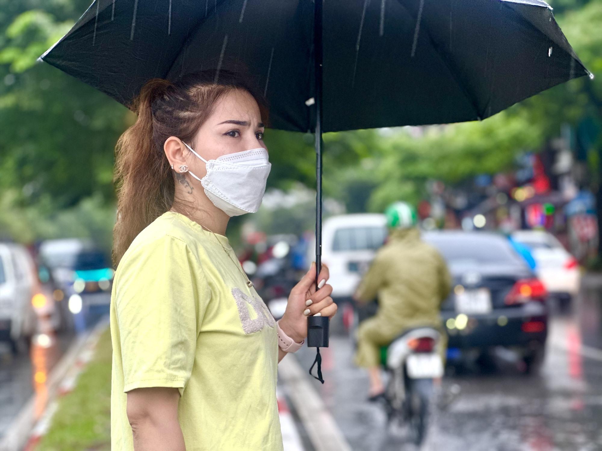 Mưa lớn, việc gọi taxi hay các xe dịch vụ để di chuyển cũng gặp khó khăn. Chị Nguyễn Thị Thanh (Đống Đa, Hà Nội) cho biết đã mất cả tiếng để gọi taxi nhưng không gọi được: “Sáng mưa to quá mãi không thể gọi được xe công nghệ nên đành ra đứng đợi taxi nhưng gọi mãi cũng không được“.