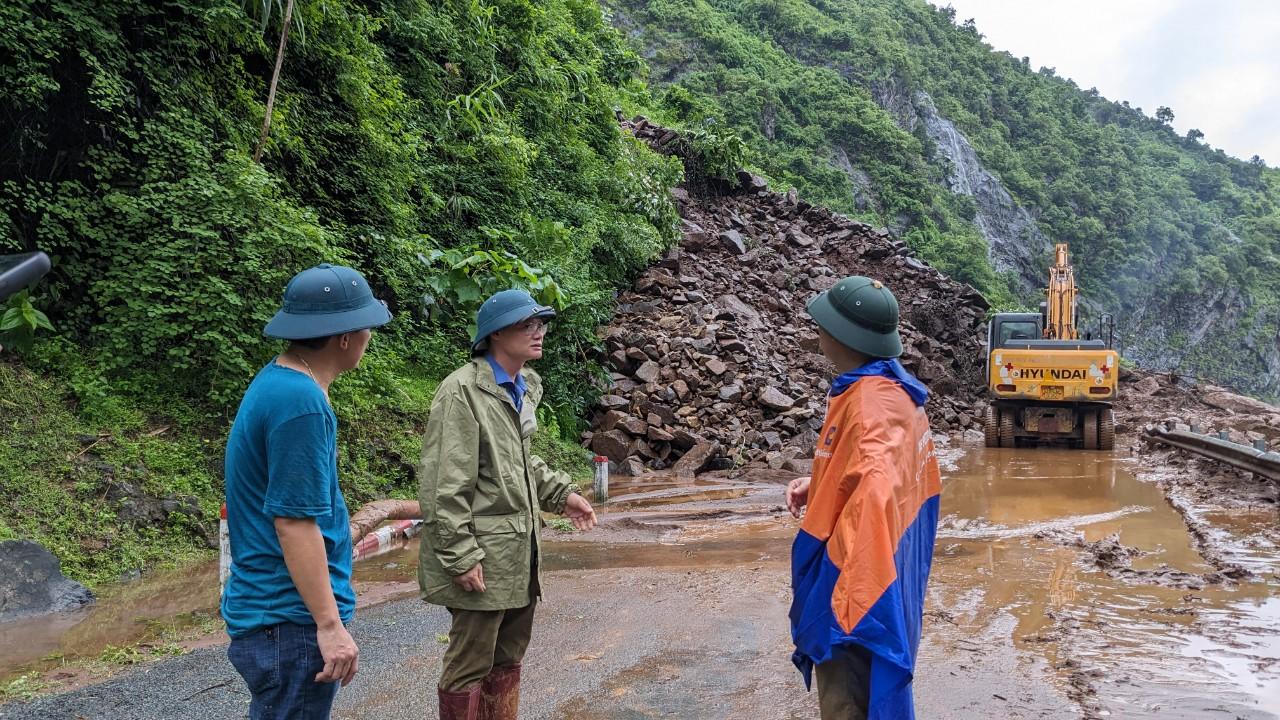 Ông Nguyễn Văn Chính (giữa) – Phó Giám đốc Sở GTVT tỉnh Sơn La trực tiếp có mặt tại các địa điểm xảy ra sạt lở trên Quốc lộ 279D. Ảnh: Minh Nguyễn.