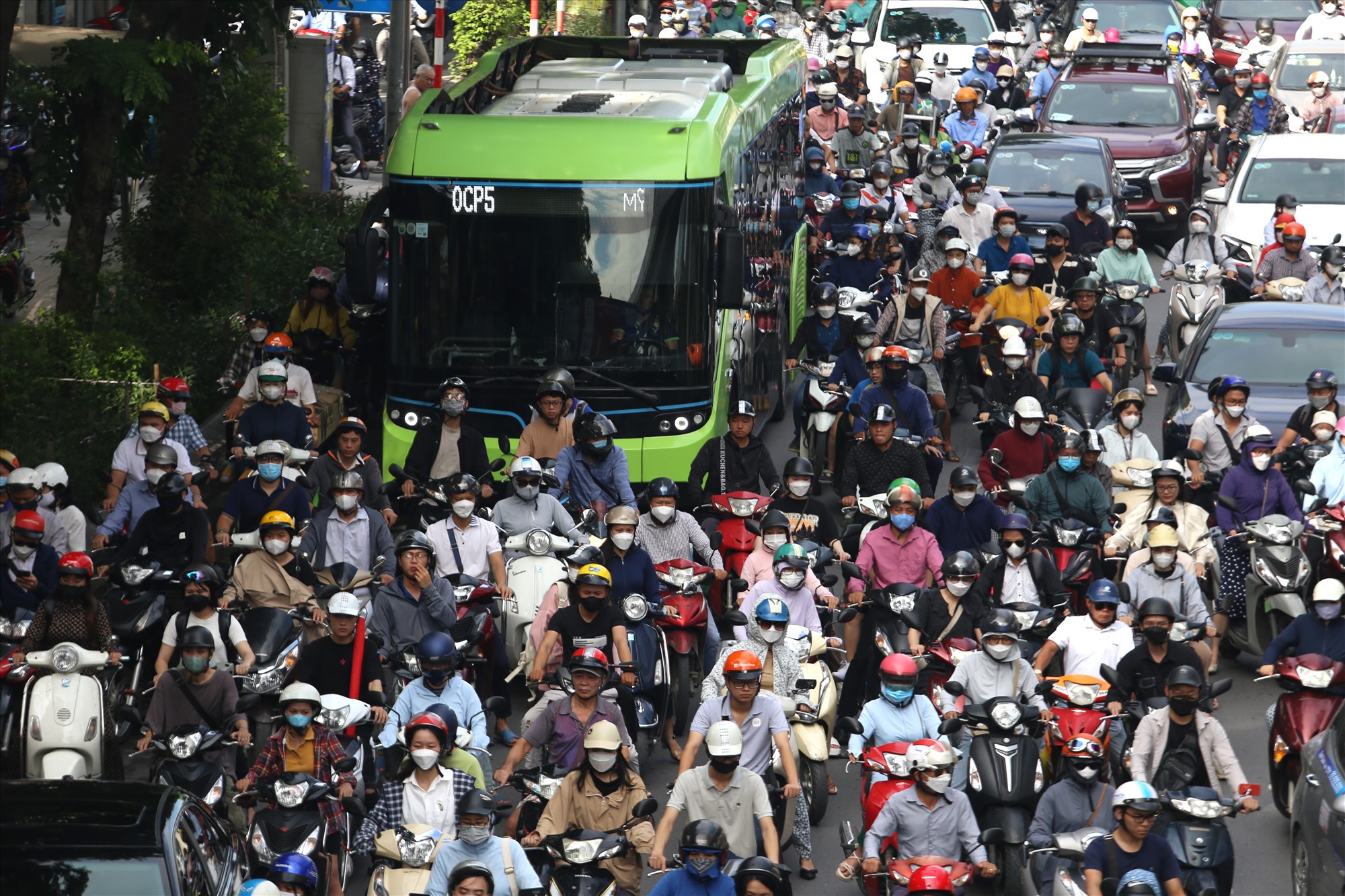 Người dân chật vật di chuyển trên đường Nguyễn Trãi. Theo người dân khu vực này cho hay, mọi ngày vào giờ cao điểm trục đường này vẫn ùn tắc cục bộ, nhưng hôm nay ùn tắc kéo dài xảy ra ngay từ sớm.