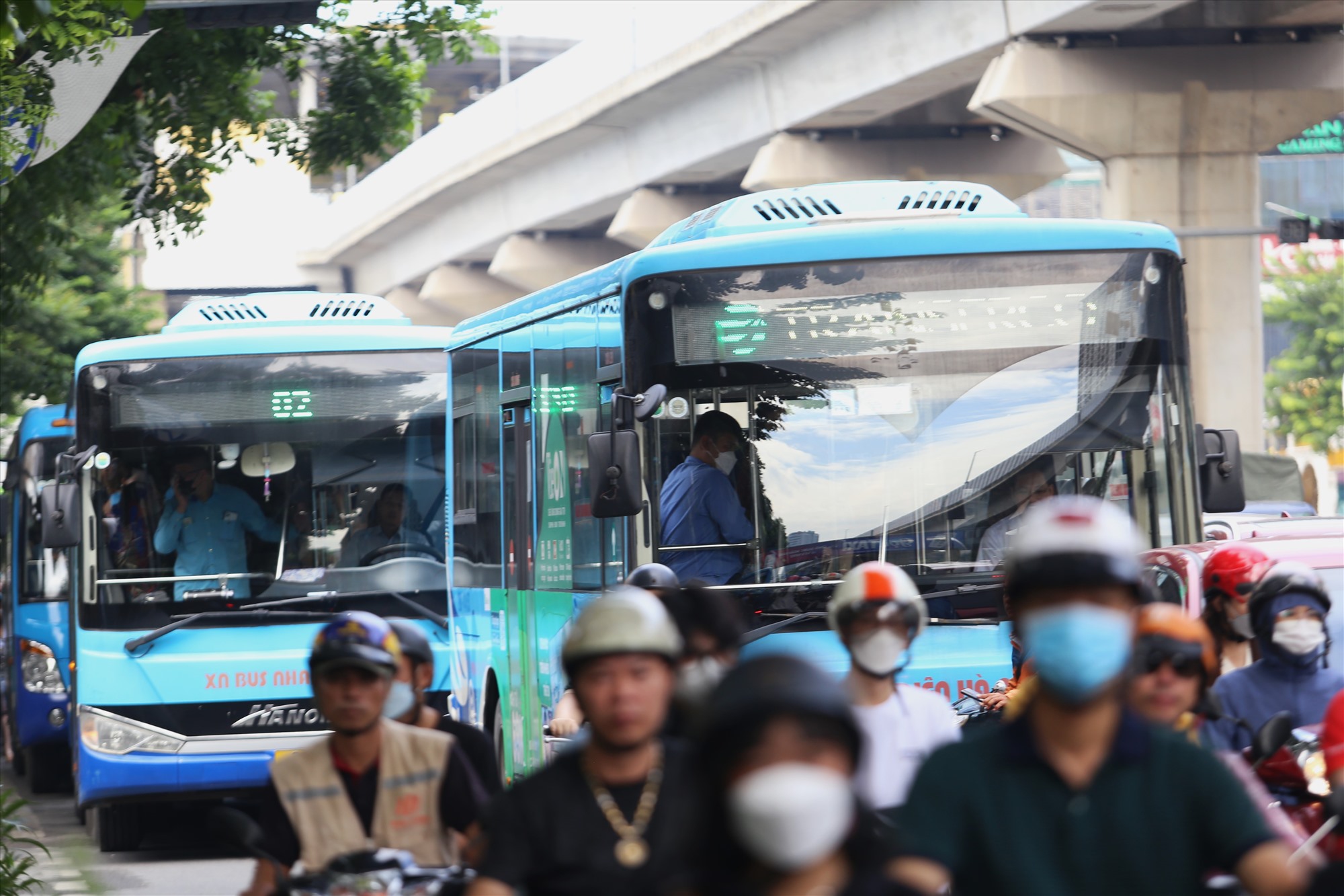 Xe buýt xếp hàng dài, nhích từng mét.