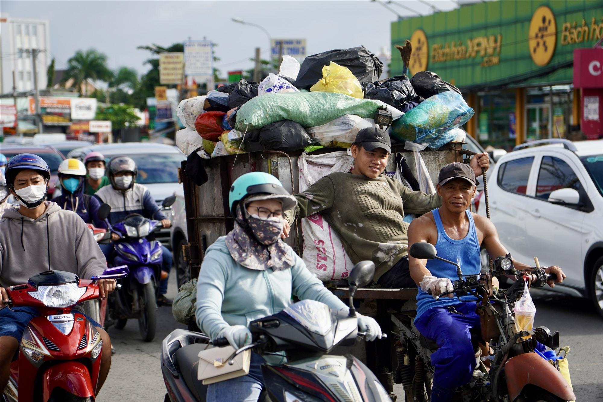 Nhiều tài xế cho biết tình trạng kẹt xe tại khu vực này thường xuyên xảy ra, nhất là giờ cao điểm buổi sáng. Nguyên nhân được cho là do lượng xe  ra vào cảng đông khiến phương tiện dồn ứ.