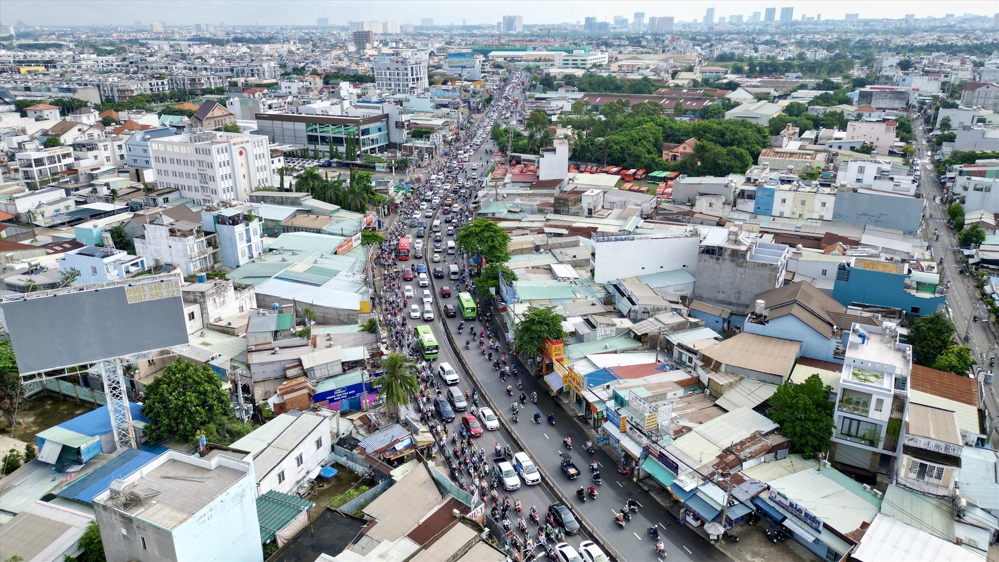 Sáng 5.9, nhiều tuyến đường, cửa ngõ vào TPHCM bị ùn tắc nghiêm trọng do người dân ùn ùn quay lại TP và người đến công ty, cơ sở kinh doanh làm việc sau 4 ngày nghỉ lễ Quốc khánh 2.9.