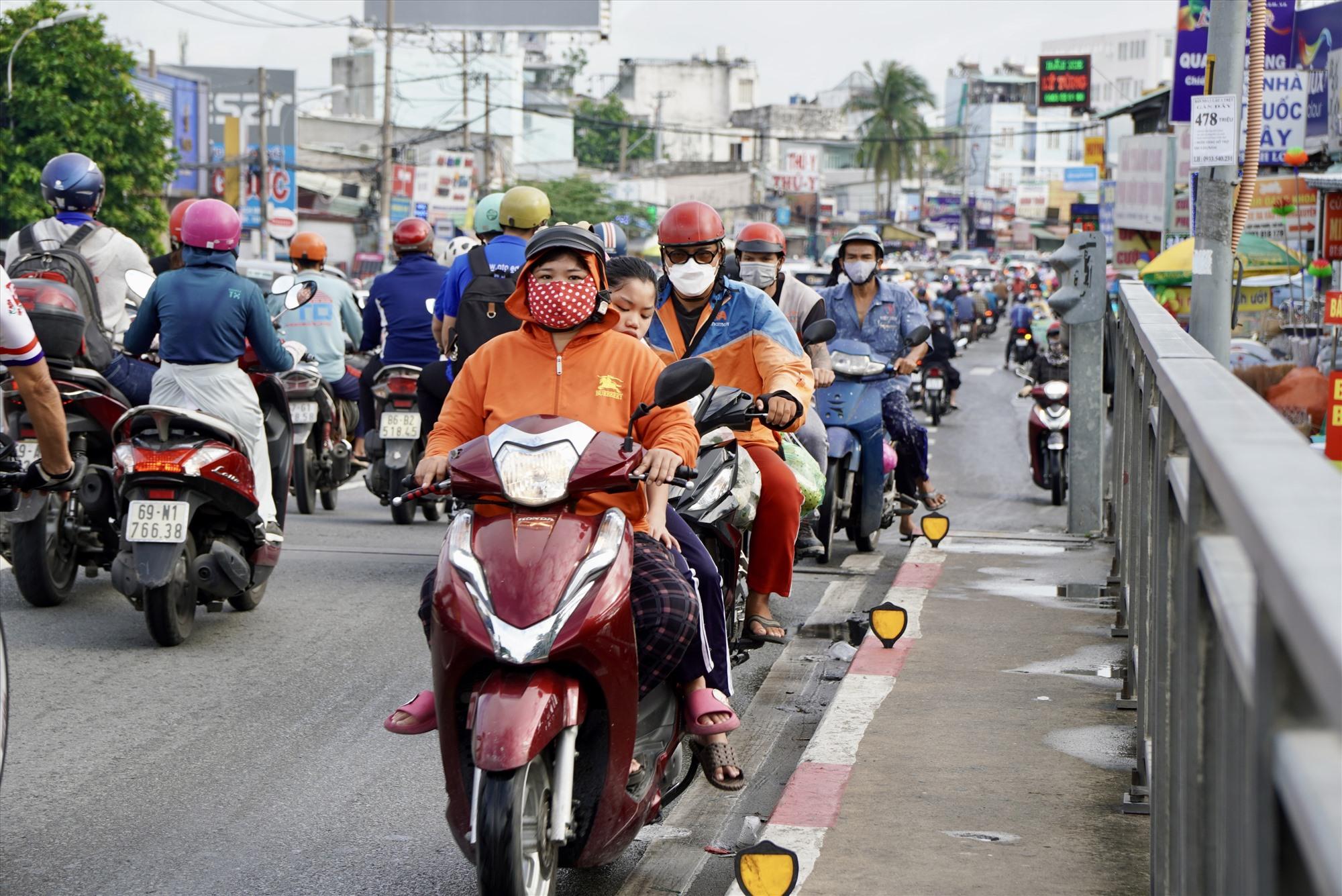 Nhiều người dân đi ngược chiều để rút ngắn quãng đường di chuyển.