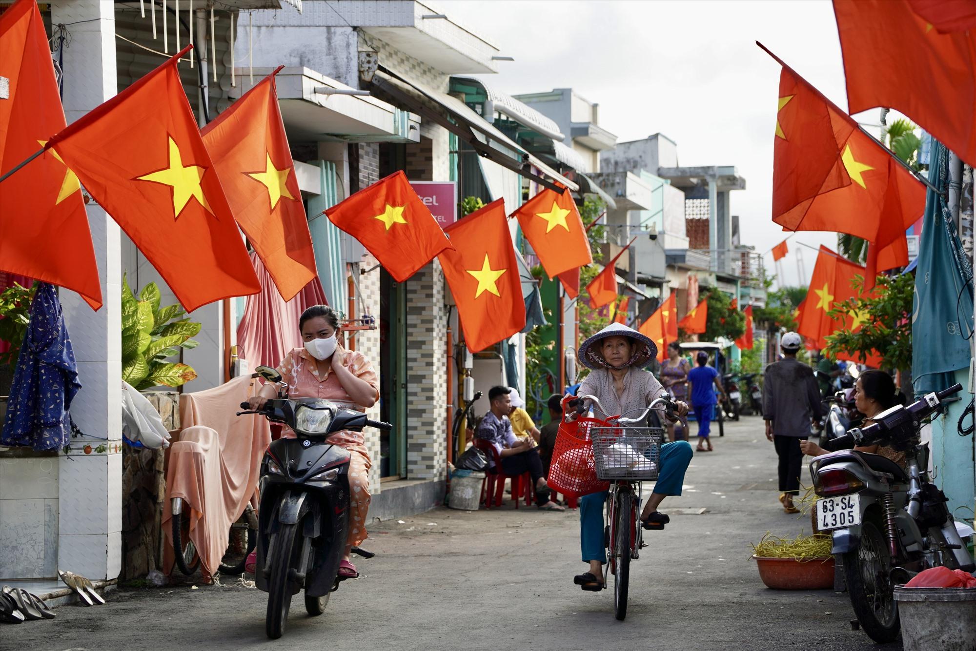 Từ năm 2015, khi lưới điện quốc gia được kéo đến, xã đảo Thạnh An đã có hệ thống chiếu sáng công cộng, giúp người dân đi lại trong đêm dễ dàng. Phương tiện dùng trên đảo chủ yếu là xe đạp.