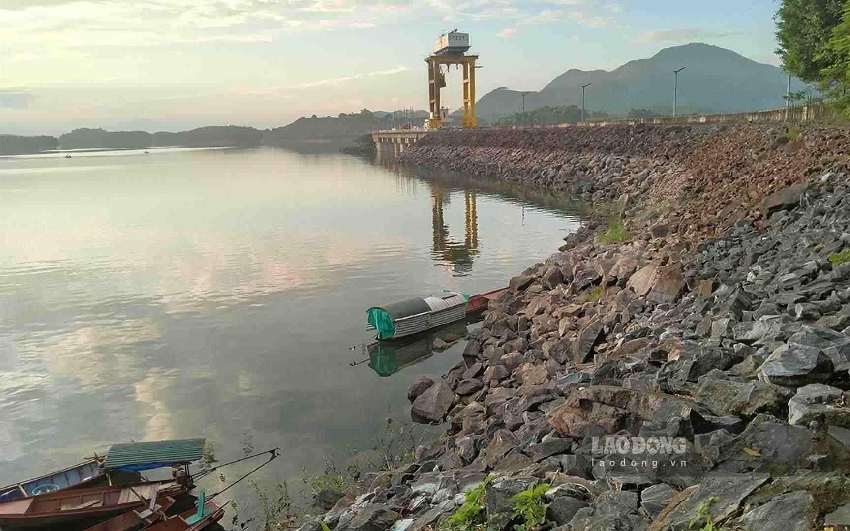 Diện tích vùng hồ Thác Bà gần 23.400 ha, diện tích mặt nước: 19.050 ha, dài 80 km. Mực nước dao động từ 46 m đến 58 m, chứa được 3 đến 3,9 tỉ m3 khối nước.