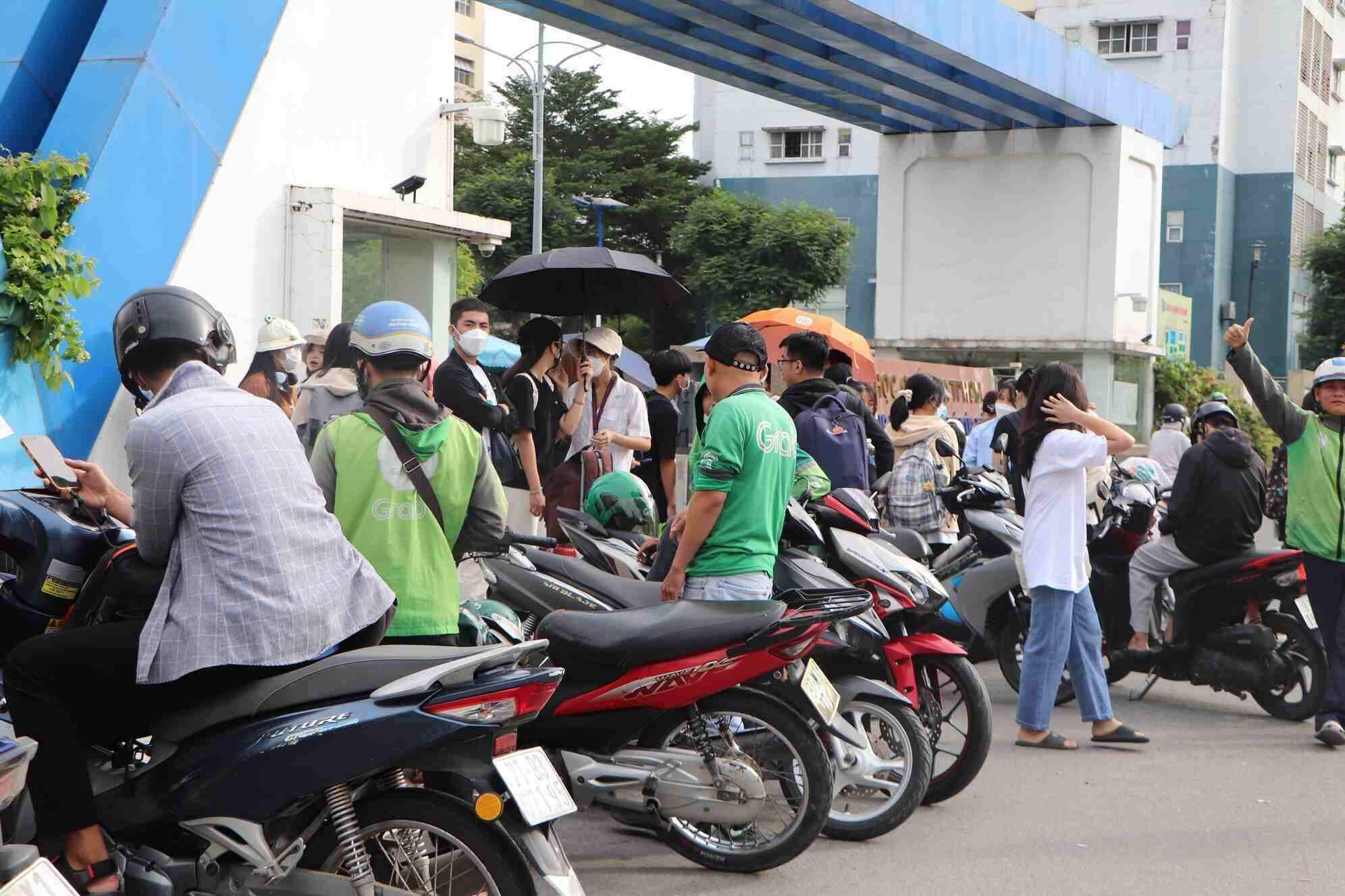 Ngay trước cổng KTX khu B cũng xuất hiện nhiều tài xế xe công nghệ đang đứng đợi sẵn. Anh Hoàng Yên Linh (22 tuổi, ngụ Thủ Đức) cho biết vào giờ cao điểm sinh viên đi học, anh sẽ tranh thủ ghé qua khu KTX để đứng chờ khách đặt xe. “Đa phần các bạn chọn đi xe buýt, tuy nhiên cũng có nhiều bạn sát giờ học mới lật đật chạy ra cổng nên đã đi xe ôm luôn cho nhanh“, anh Linh nói.