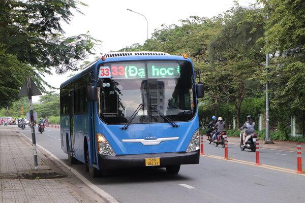 KTX khu B hiện có khoảng hơn 30.000 sinh viên đang sinh sống và học tập. Nhiều sinh viên sợ trễ học đã phải bắt xe ôm công nghệ với giá cao gấp 6 lần so với đi xe buýt. Số khác lựa chọn đi xe máy cho tiện lợi. “Vào sáng sớm, nghĩ đến cảnh phải chen chúc, len lỏi lên xe buýt là em đã muốn nghỉ học. Nhiều hôm, đợi mãi không lên được xe là phải đặt xe ôm công nghệ để kịp tới trường” - Thanh Nguyên - sinh viên trường Đại học Khoa học Xã hội và Nhân Văn TPHCM chia sẻ.