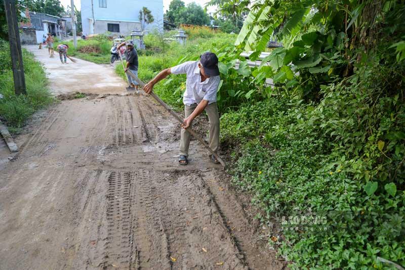 Đến chiều tối ngày 27.9, ông Nguyễn Hữu Toàn (trú tổ 7, phường Hòa Thọ Tây, quận Cẩm Lệ, TP. Đà Nẵng) vẫn cùng nhiều người dân khác trong tổ nạo vét bùn đất trôi xuống mặt đường.