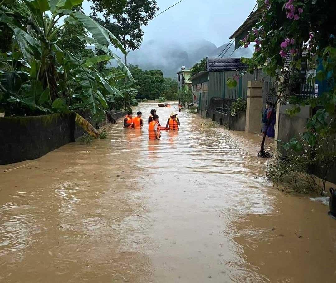 Lực lượng chức năng huyện Quỳ Châu dầm mình trong nước lũ hỗ trợ người dân. Ảnh: Hải Đăng