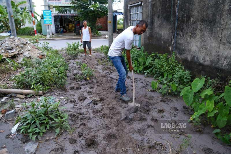 Còn tại nhà anh Ngô Văn Việt (trú tổ 7, phường Hòa Thọ Tây, quận Cẩm Lệ, TP. Đà Nẵng), đất đá vẫn còn tràn đầy sân dù hai vợ chồng anh đã dọn dẹp liên tục.