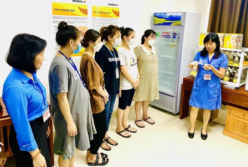 Hướng dẫn CNLĐ sử dụng các biện pháp và kỹ thuật sử dụng, chức năng công nghệ bảo quản sữa mẹ tại phòng vắt sữa các doanh nghiệp có đông nữ công nhân đang nuôi con nhỏ. Ảnh: LĐLĐ tỉnh Bắc Ninh