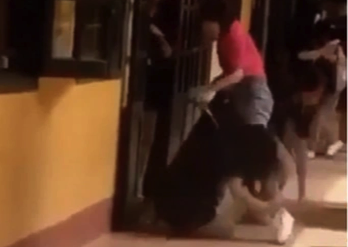 Vụ nữ sinh quỳ, khóc đến kiệt sức: Cô giáo đối diện mức xử lý nào? - Ảnh 1. Vụ nữ sinh quỳ, khóc đến kiệt sức: Cô giáo đối diện mức xử lý nào? - Ảnh 1.