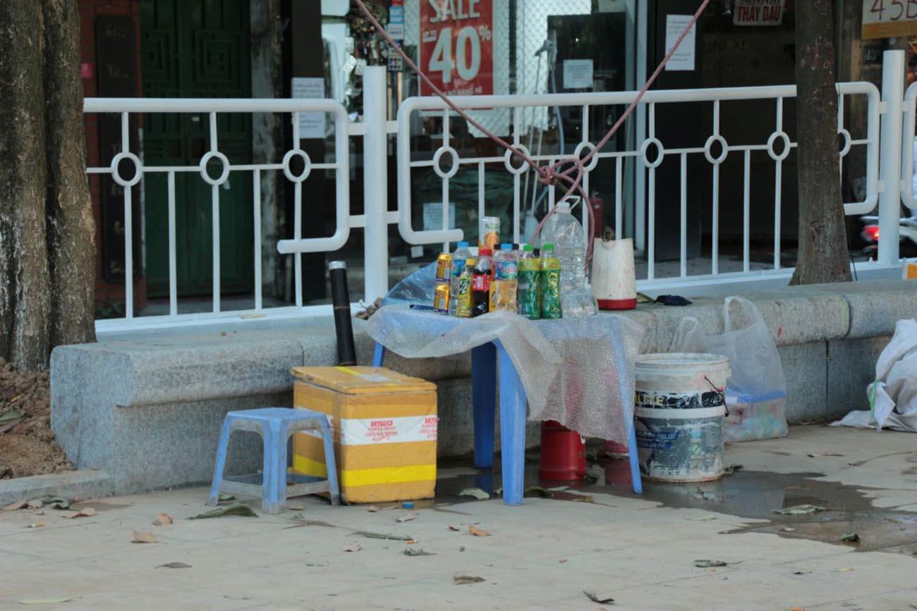 Hàng quán bày bán xung quanh hồ. Ảnh: Hà Thanh