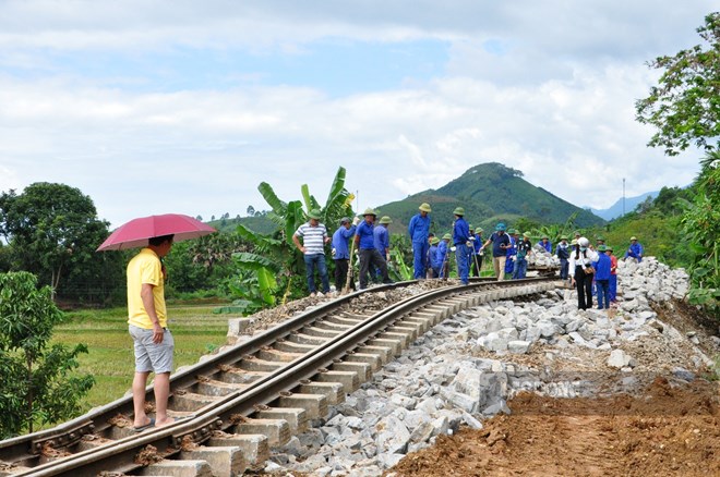 Huy động hơn 120 công nhân khôi phục tuyến đường sắt Hà Nội - Lào Cai