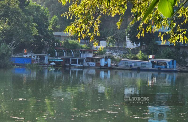 Ông Lê Thành Đô (Đội quản lý hồ Thác Bà) cho biết, sau khi lực lượng chức năng kiểm tra và phát hiện hàng chục tàu thuyền của doanh nghiệp, hợp tác xã và người dân không có đăng ký, đăng kiểm nên đã yêu cầu dừng hoạt động.