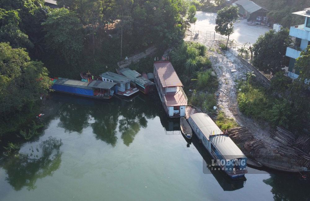 “Tôi đã bán thanh lý 1 chiếc cho người dân nuôi cá lồng trên hồ làm nơi ăn nghỉ. Chiếc còn lại tới đây chắc phải bán sắt vụn”, ông Sáu nói.