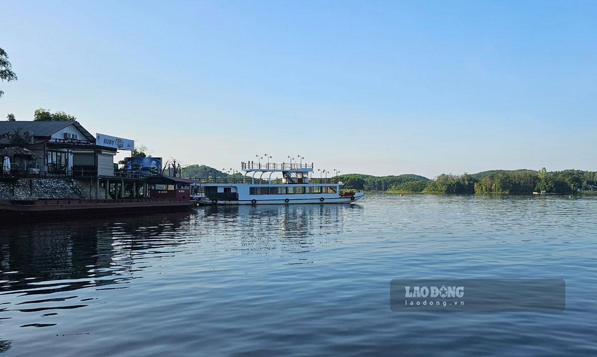 Ông Lê Tuấn Giang - Trưởng phòng Quản lý vận tải, Sở Giao thông Vận tải tỉnh Yên Bái cho biết: “Rất nhiều trường hợp tìm đến chúng tôi, muốn đăng ký tàu khách đã hoán cải từ tàu hàng. Chúng tôi không còn cách nào khác là từ chối và khuyên mọi người nên chấp hành đầy đủ các quy định, không tự ý đóng mới, nhất là không hoán cải”. Ảnh: Bảo Nguyên