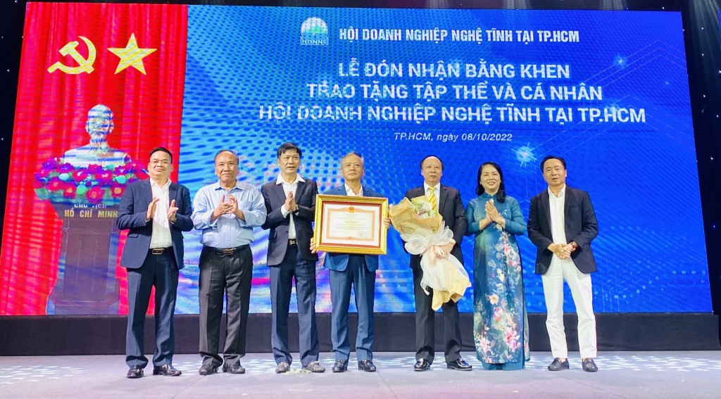 Thường trực Hội Doanh nghiệp Nghệ Tĩnh tại TPHCM đón nhận Bằng khen Thủ tướng Chính phủ