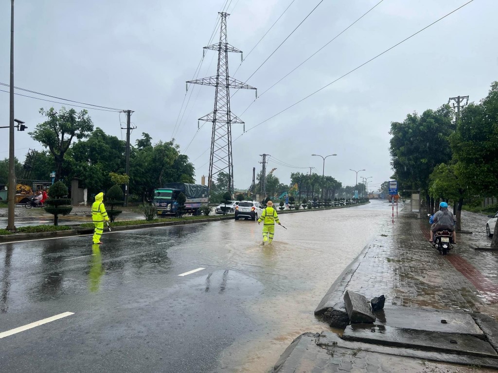 Lực lượng CSGT Đà Nẵng túc trực ở nhiều tuyến đường bị ngập sâu, phân luồng hướng dẫn người dân lưu thông an toàn (Nguồn danang.gov)