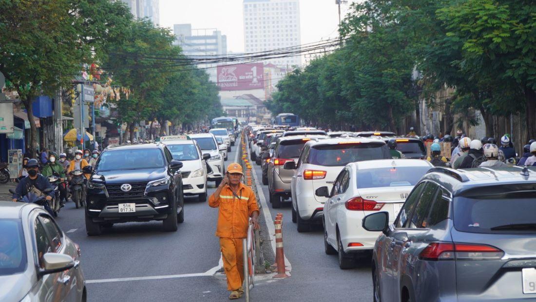 Đường Nguyễn Tất Thành (Quận 4), một trong những tuyến đường chính nối 2 Quận