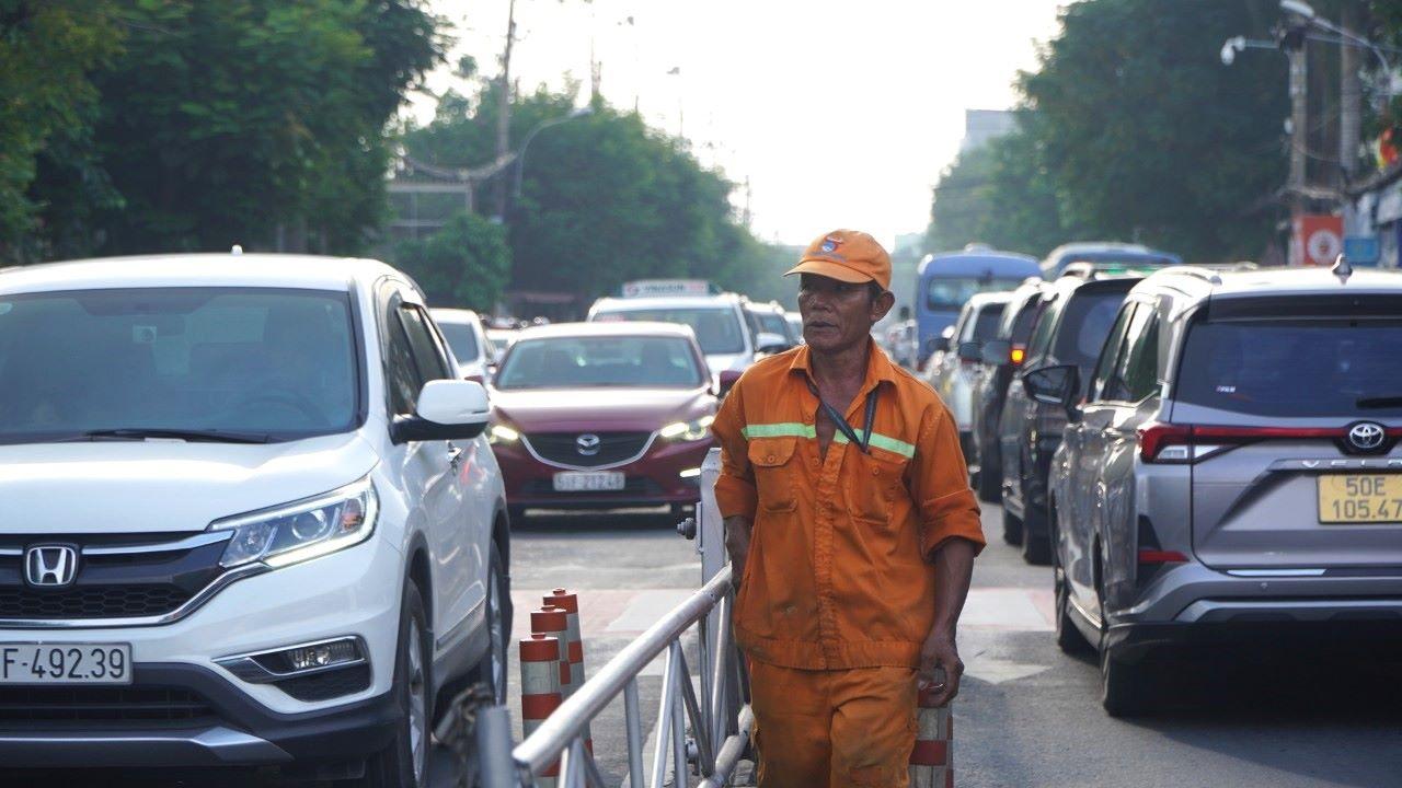 Ông Thạch Chiến (Quận 4), người làm nhiệm vụ điểm báo giao thông cho biết, khoảng thời gian từ 7h30 đến 9h và 17h-18h hằng ngày là thường xuyên xảy ra ùn tắc nặng nhất. “Thời điểm này, tại một số điểm giao sẽ bị rào chắn tạm thời để ngăn việc quay đầu xe của người dân. Từ đó, giảm tải phần nào tình trạng ùn tắc“, ông Thạch nói.