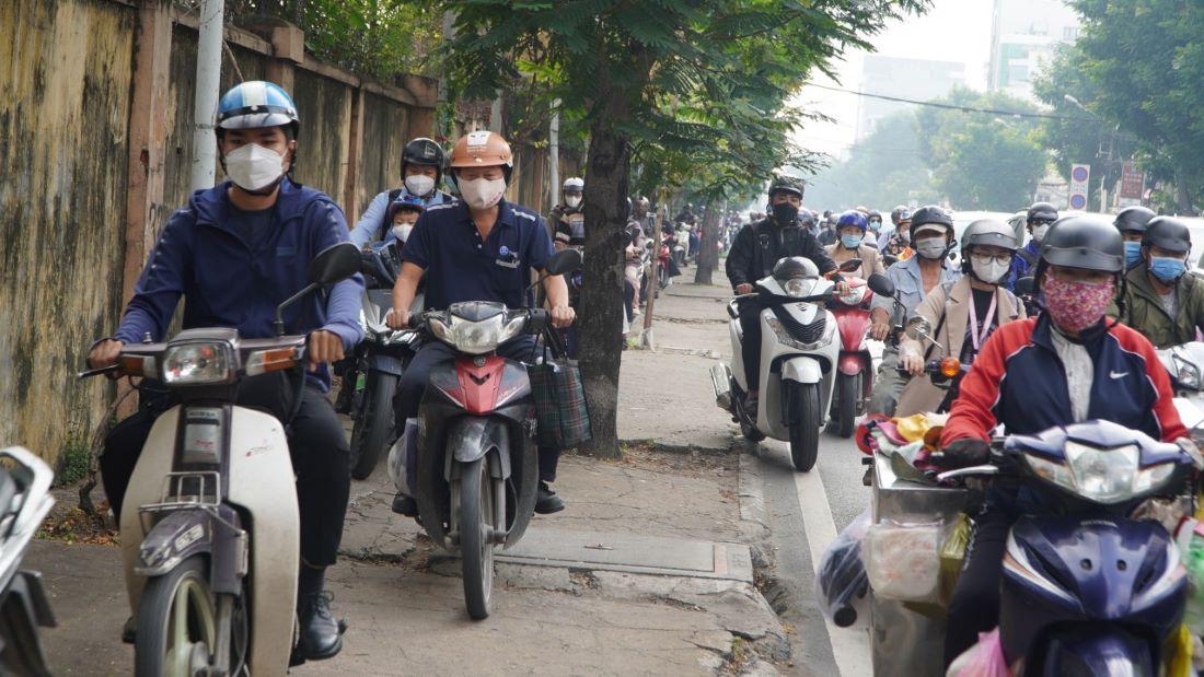 Vỉa hè trở thành nơi dễ di chuyển nhất, người dân