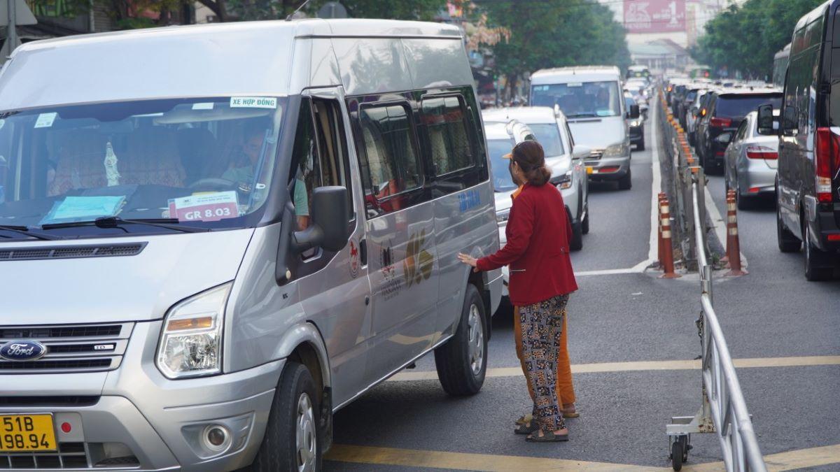 Lượng phương tiện đồng, khiến người đi bộ qua đường cũng gặp rất nhiều khó khăn.