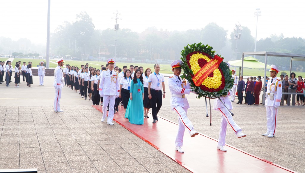 Đại biểu Đại hội Hội Sinh viên Việt Nam TP Hà Nội báo công dâng Bác