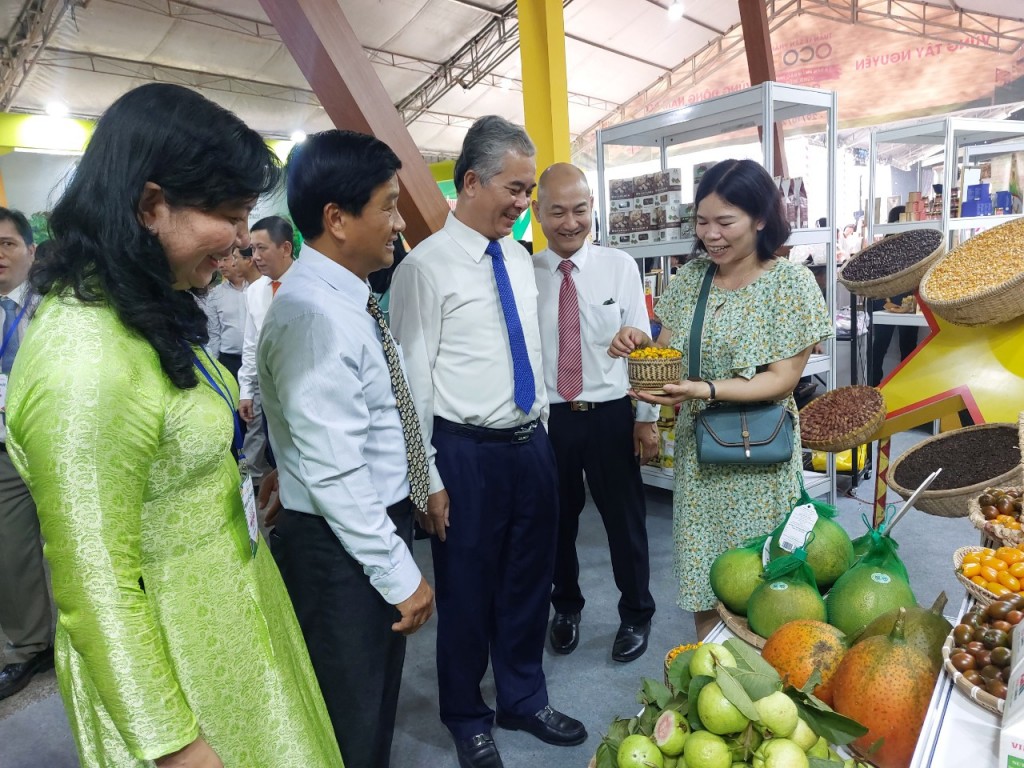 Đoàn đại biểu tham quan các gian hàng tại hội chợ