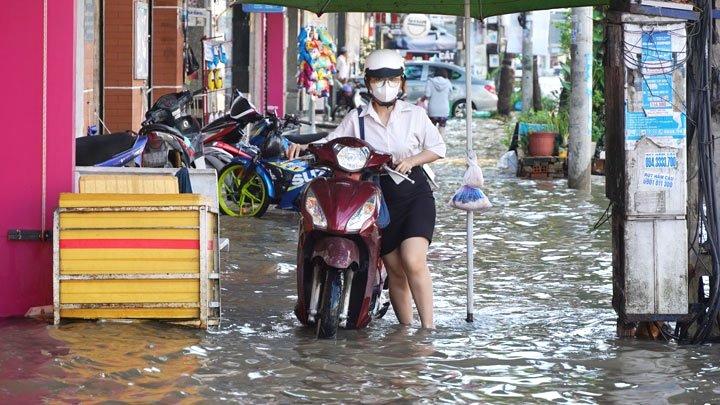 Đường phố ngập sâu ngày đầu tuần, đặc biệt trong khung giờ cao điểm, từ 4h đến hơn 7h30, gây khó khăn trong việc kinh doanh, mua bán, di chuyển đến cơ quan làm việc của người dân, nhất là đối với những phụ huynh khi đưa con đến trường.