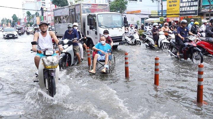 Đặc biệt, trên tuyến đường Trần Hưng Đạo (quận Ninh Kiều), nước dâng cao trước cổng bệnh viện Tim mạch TP Cần Thơ, ảnh hưởng nghiêm trọng đến việc đi lại, thăm khám của người dân, nhất là với những bệnh nhân phải di chuyển bằng xe lăn.