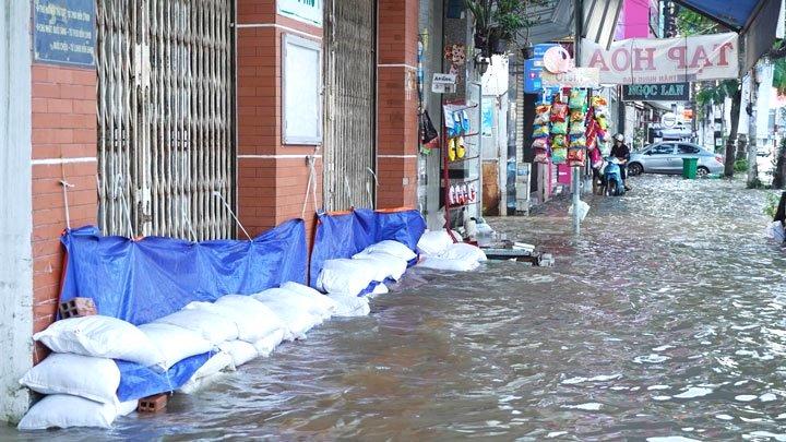 Theo đó, mực nước cao nhất trạm Cần Thơ trên sông Hậu sáng nay (30.10) vào lúc 4h30 là 2,17m; vượt mức báo động 3 là 0,17m. Dự báo chiều nay (30.10) lúc 18h30 là 2,20m; vượt mức báo động 3 là 0,20m.