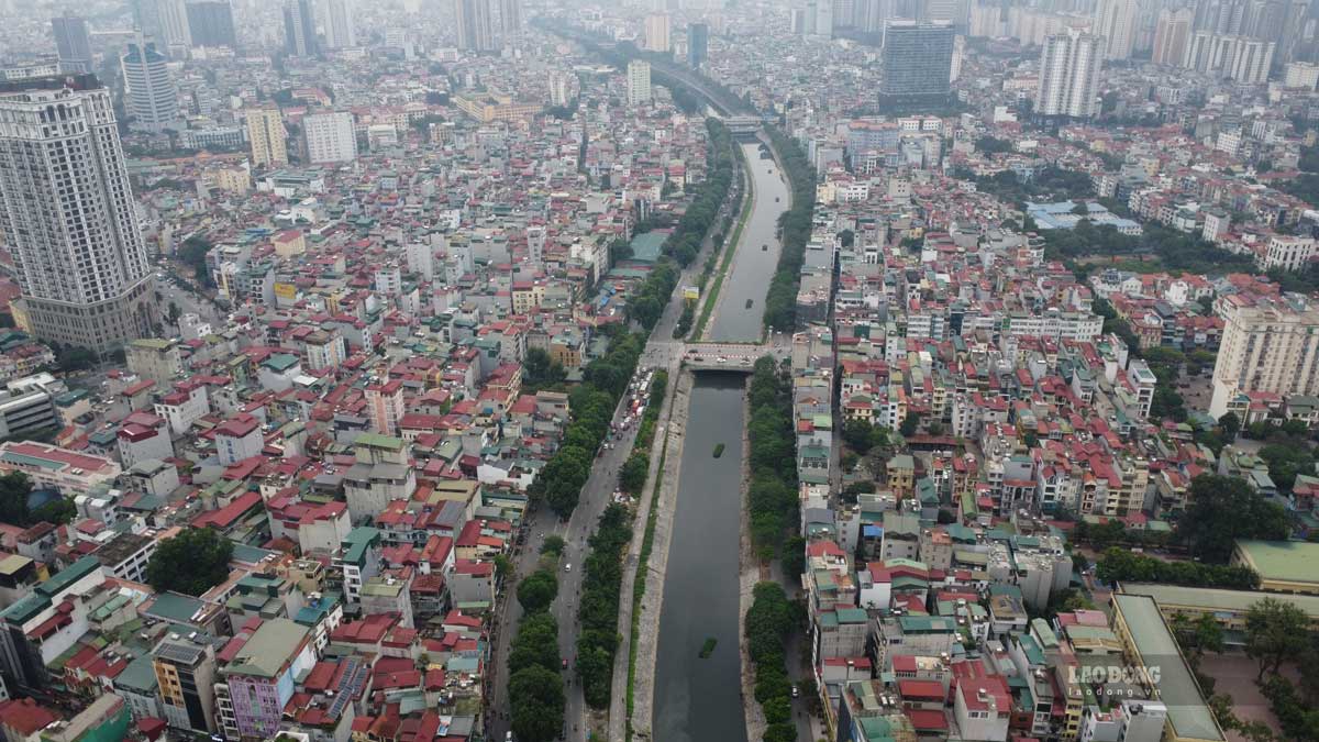 Theo ghi nhận của Lao Động, hiện trạng tuyến đường dọc sông Tô Lịch, từ Ngã Tư Sở (quận Đống Đa) đi quận Cầu Giấy dài 2,3 km, rộng 4m.