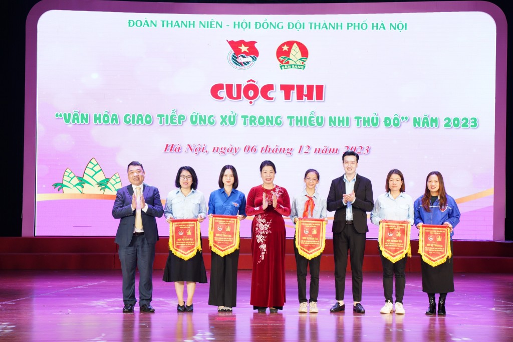 Ban Tổ chức trao cờ lưu niệm cho đại diện các đội thi