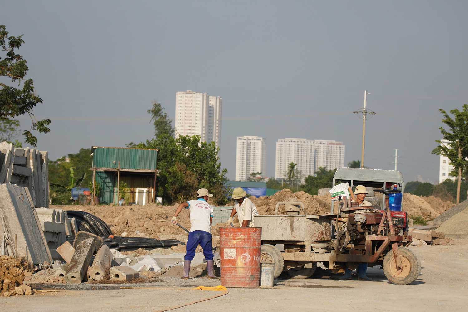 Máy móc, nhân công đang thi công các hạng mục trên công trường. Ảnh: Hữu Chánh