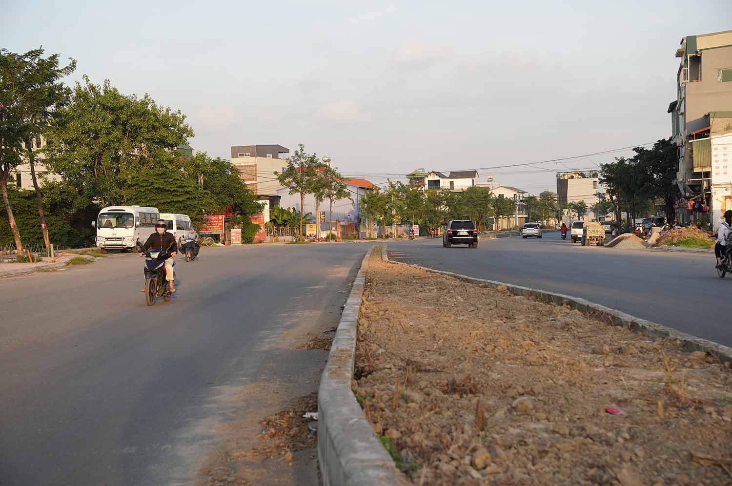 Sau hơn 3 năm thi công, một đoạn đường khoảng 1km thuộc xã Lại Yên cơ bản hoàn thành, người dân đã có thể sử dụng để đi lại. Ảnh: Hữu Chánh