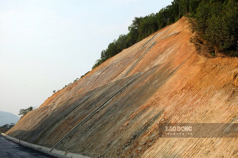 Những taluy cao vút là chứng tích cho việc “đào đồi, xẻ núi” để xây dựng tuyến đường trị giá hơn 1.900 tỉ đồng này.