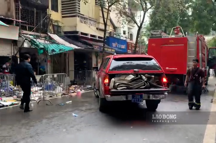 Ngay sau khi nhận được tin báo, lực lượng chức năng nhanh chóng có mặt để triển khai phương án chữa cháy.