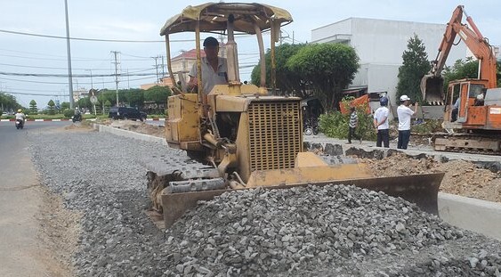 Ngay khi có mặt bằng, đơn vị thi công đã tiến hành làm đường, chạy đua với thời gian nhầm thông đường trước Tết nguyên đán.