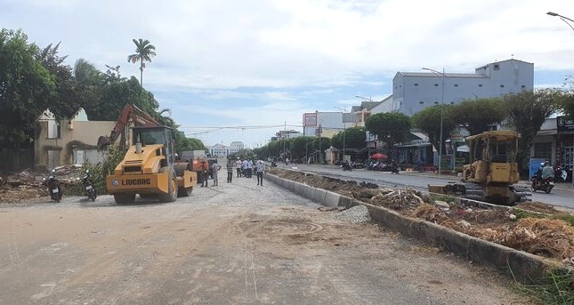 Đơn vị thi công thành phố Bạc Liêu khẩn trương tiến hành thi công tuyến đường Võ Văn Kiệt, quyết tâm hoàn thành trước Tết nguyên đán Giáp Thìn 2024, chấm dứt tình trạng bị “tắc” suốt 20 năm qua, để nhân dân đi lại dễ dàng, vui xuân đón Tết.