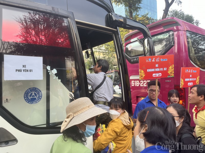 TP. Hồ Chí Minh: “Chuyến xe mùa Xuân” đưa hơn 2.000 sinh viên, người lao động về quê đón Tết