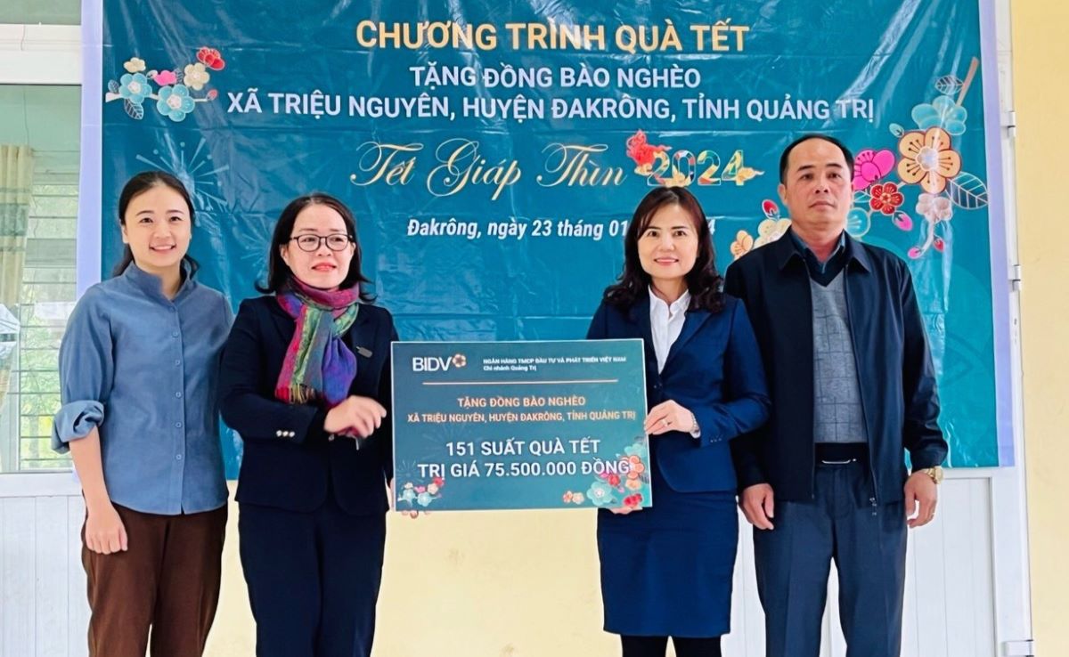 Bà Hoàng Thị Châu Loan (thứ 2, từ phải sang), Giám đốc BIDV - chi nhánh Quảng Trị  trao 151 suất quà cho người dân xã Triệu Nguyên, huyện Đakrông, tỉnh Quảng Trị. Ảnh: Hàn Nguyên.