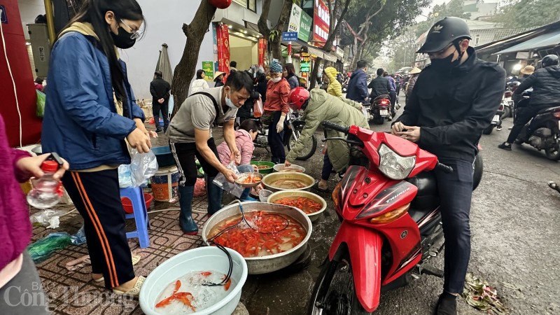 Chợ dân sinh nhộn nhịp ngày lễ ông Công ông Táo